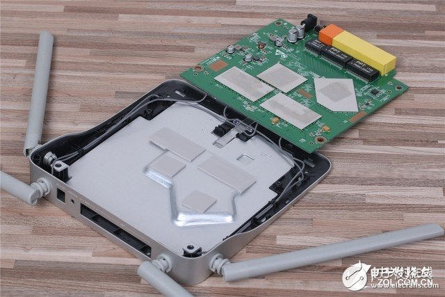 拆機(jī)實(shí)驗(yàn)室：探秘鋼筋鐵骨下的斐訊K2P