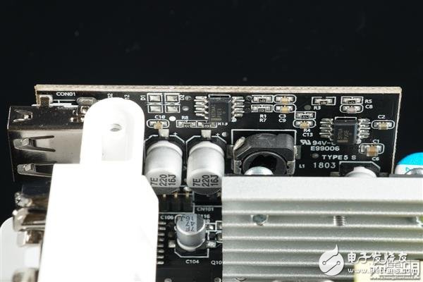 車(chē)載逆變器米家與智米對(duì)比 誰(shuí)更有優(yōu)勢(shì)？