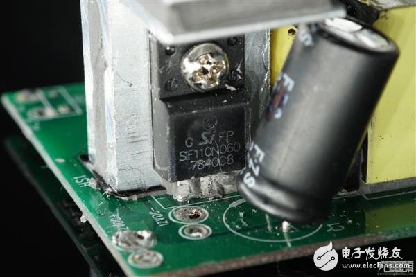 車(chē)載逆變器米家與智米對(duì)比 誰(shuí)更有優(yōu)勢(shì)？