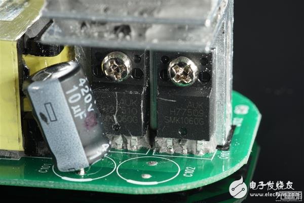 車(chē)載逆變器米家與智米對(duì)比 誰(shuí)更有優(yōu)勢(shì)？