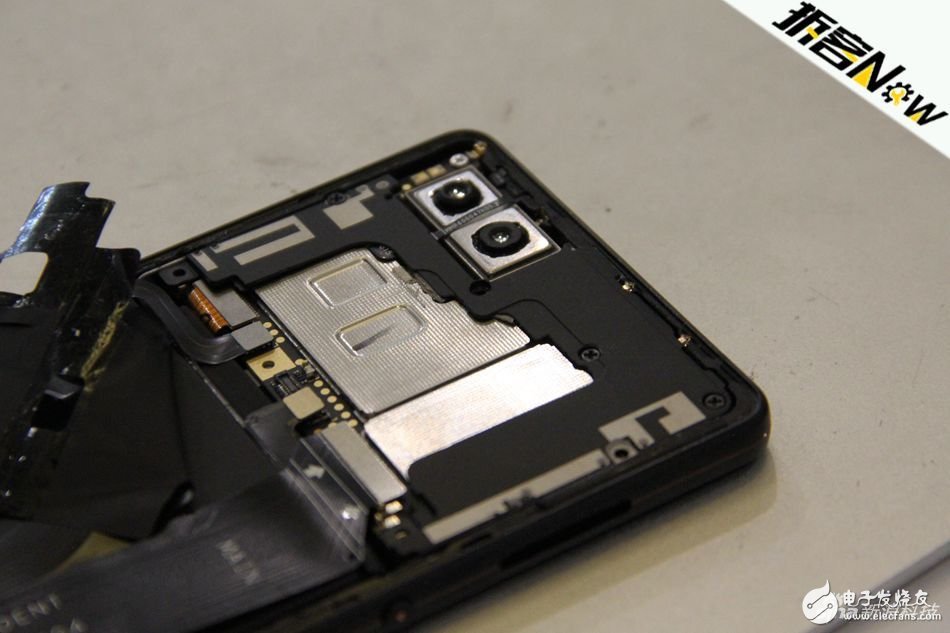堅果R1首發(fā)拆解 來看看真旗艦的內(nèi)部設(shè)計